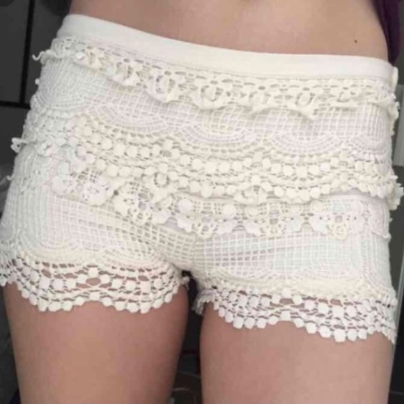 Urban Outfitters Pins & Needles Crochet Lace Ivory Tap Shorts Size 4 - Picture 2 of 8